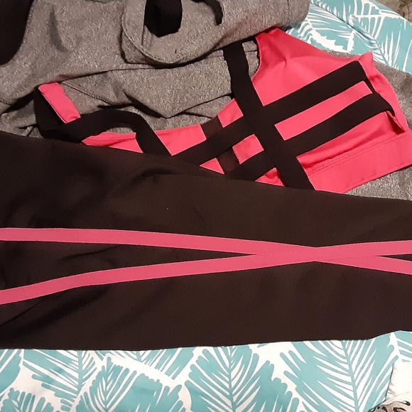 Matching workout pants and sport bras - Picture 6 of 6